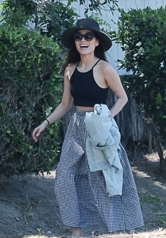 Alicia Hannah-Kim Radiates Joy on a Los Angeles Stroll