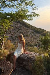 Alix Earle’s Creamy Comfort: An Ibiza Postcard