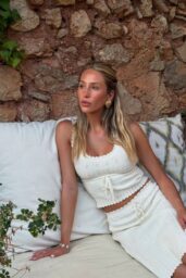 Alix Earle’s Creamy Comfort: An Ibiza Postcard