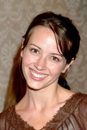 Amy Acker’s Lace-Edged Elegance at the 2004 Saturn Awards