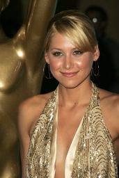 Anna Kournikova Glitters at the World Music Awards
