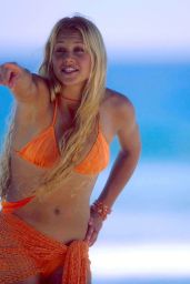 Anna Kournikova’s Acapulco Glow – 2002 Beachside Photoshoot