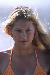 Anna Kournikova’s Acapulco Glow – 2002 Beachside Photoshoot