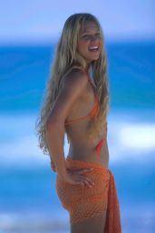 Anna Kournikova’s Acapulco Glow – 2002 Beachside Photoshoot