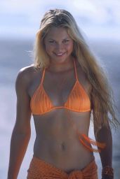 Anna Kournikova’s Acapulco Glow – 2002 Beachside Photoshoot