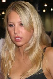 Anna Kournikova’s Bronze Precision at the HardBat Classic 2009
