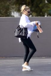 Anna Kournikova Steps Out in Miami Beach in Summer Whites