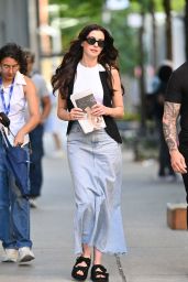 Anne Hathaway Debuts Relaxed Power Dressing on ‘Devil Wears Prada 2’ Set – NYC, July 2025