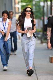 Anne Hathaway Debuts Relaxed Power Dressing on ‘Devil Wears Prada 2’ Set – NYC, July 2025