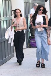 Anne Hathaway Debuts Relaxed Power Dressing on ‘Devil Wears Prada 2’ Set – NYC, July 2025