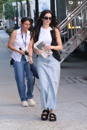 Anne Hathaway Debuts Relaxed Power Dressing on ‘Devil Wears Prada 2’ Set – NYC, July 2025
