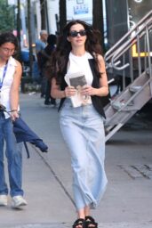 Anne Hathaway Debuts Relaxed Power Dressing on ‘Devil Wears Prada 2’ Set – NYC, July 2025