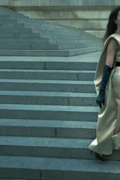 Anne Hathaway’s August Vogue Reverie: A Study in Cinematic Chic