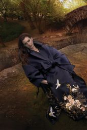 Anne Hathaway’s August Vogue Reverie: A Study in Cinematic Chic