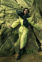 Anne Hathaway’s August Vogue Reverie: A Study in Cinematic Chic