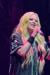 Avril Lavigne Revives Pop-Punk Spirit in Canada