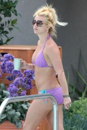 Britney Spears Debuts Poolside Pop Chic in Marina Del Rey – Aug 2009