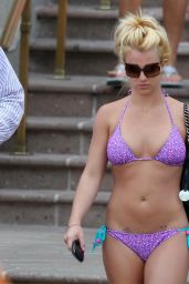Britney Spears Debuts Poolside Pop Chic in Marina Del Rey – Aug 2009