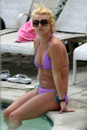 Britney Spears Debuts Poolside Pop Chic in Marina Del Rey – Aug 2009