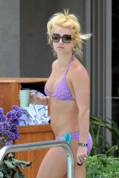 Britney Spears Debuts Poolside Pop Chic in Marina Del Rey – Aug 2009