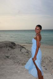 Débora Gomes: Embracing Vacation Vibes in Blue and White