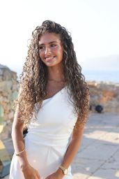 Débora Gomes: Embracing Vacation Vibes in Blue and White
