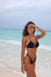 Débora Gomes: Embracing Vacation Vibes in Blue and White