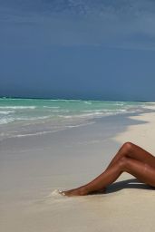 Débora Gomes: Embracing Vacation Vibes in Blue and White