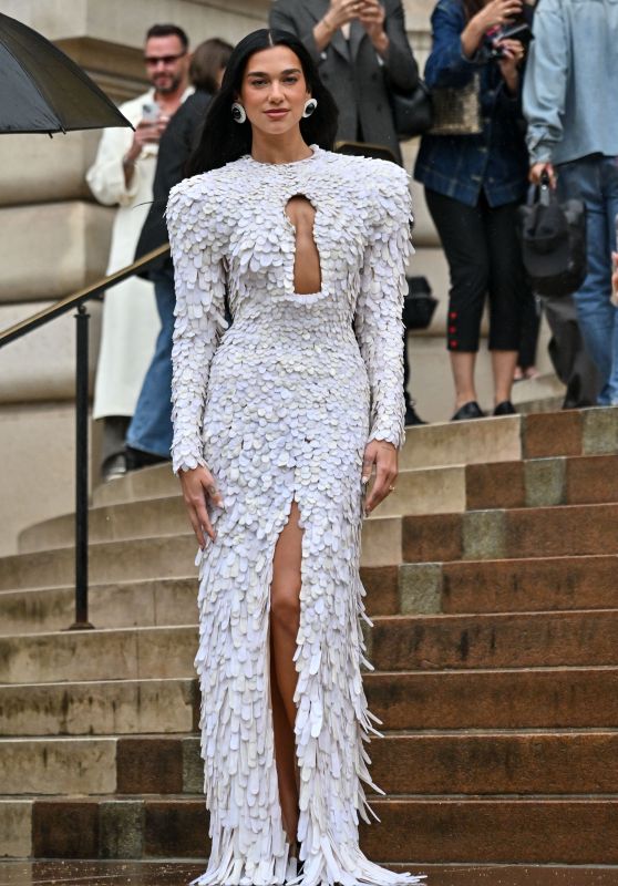 Dua Lipa Embraces Avian Couture at Schiaparelli’s Paris Show June 2025