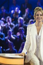 Elizabeth Banks Debuts Power Suit on Press Your Luck – July 10, 2025