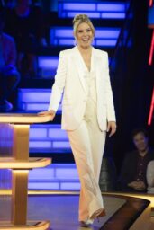 Elizabeth Banks Debuts Power Suit on Press Your Luck – July 10, 2025