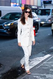 Emily Ratajkowski Unveils Crisp Suit Style in NYC