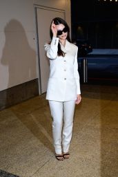 Emily Ratajkowski Unveils Crisp Suit Style in NYC