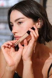 Gracie Abrams: The Quiet Allure of Understated Glamour at Hourglass Cosmetics in NYC