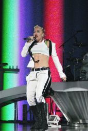 Gwen Stefani Electrifies on Sleep Train Stage