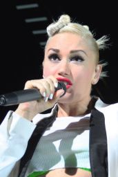 Gwen Stefani Electrifies on Sleep Train Stage