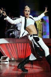 Gwen Stefani Electrifies on Sleep Train Stage