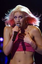 Gwen Stefani Performs Saturn-Era Punk Glam in San Jose