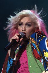 Gwen Stefani Performs Saturn-Era Punk Glam in San Jose