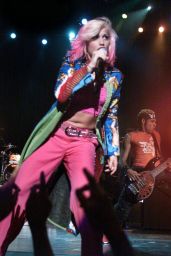 Gwen Stefani Performs Saturn-Era Punk Glam in San Jose