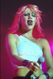 Gwen Stefani Performs Saturn-Era Punk Glam in San Jose
