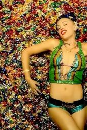 Gwen Stefani’s Candy-Coated Couture in “Luxurious” – 2004