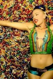 Gwen Stefani’s Candy-Coated Couture in “Luxurious” – 2004