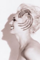 Gwen Stefani’s Paper Magazine Photoshoot – December 2002