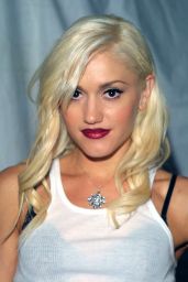 Gwen Stefani Unleashes Punk-Camo Couture at 2002 VMAs NYC