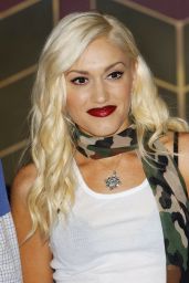 Gwen Stefani Unleashes Punk-Camo Couture at 2002 VMAs NYC