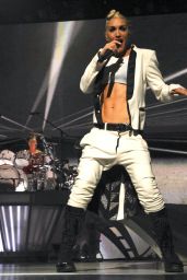 Gwen Stefani Verizon Theatre 2009 look