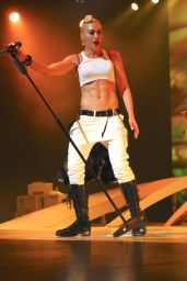 Gwen Stefani Verizon Theatre 2009 look