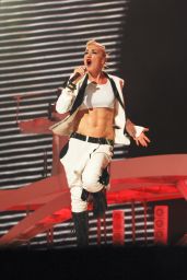 Gwen Stefani Verizon Theatre 2009 look