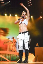 Gwen Stefani Verizon Theatre 2009 look